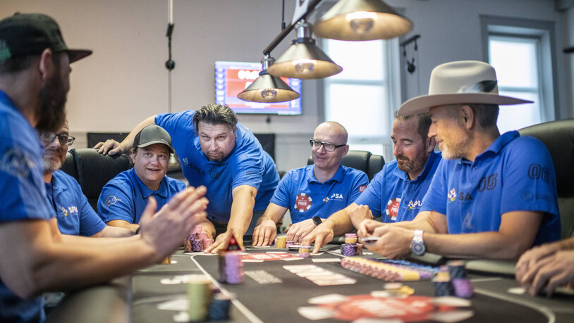 Auf zur nächsten Runde: Captain Bruno Wyss (Mitte) instruiert im Pokerlokal in Zizers die Spieler des Bündner NLA-Teams. 
