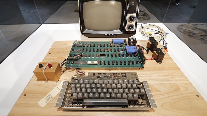 In Kalifornien wird der erste Apple-Computer, der von Steve Jobs und seinen Kollegen Mitte der 70er Jahre in einer Garage gebaut worden war, versteigert. (Archivbild)