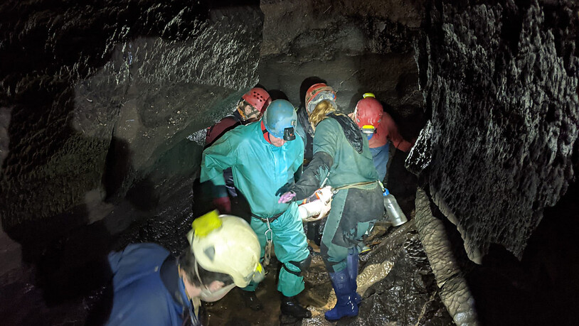HANDOUT - Ein Rettungsteam konnte einen Mann nach rund 54 Stunden aus einer Höhle in Wales retten. Foto: South  Mid Wales Cave Rescue Te/PA Media/dpa - ACHTUNG: Nur zur redaktionellen Verwendung und nur mit vollständiger Nennung des vorstehenden Credits