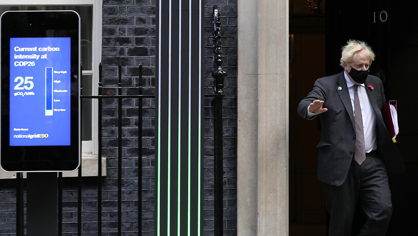 Der britische Premierminister Boris Johnson verlässt die 10 Downing Street, um an der wöchentlichen Sitzung der Prime Minister's Questions (dt. Fragen an den Premierminister) im Parlament teilzunehmen. Foto: Kirsty Wigglesworth/AP/dpa