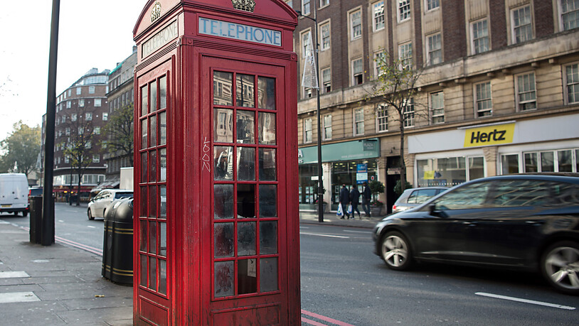 ARCHIV - Eine Telefonzelle steht an einem Straßenrand in London. Foto: Wolfram Kastl/dpa
