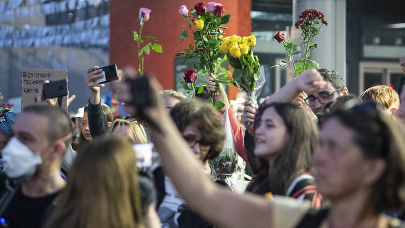 Die Toleranz unter den Menschen in der Schweiz hat in der Coronazeit gelitten. Kundgebungsteilnehmende gegen die Coronamassnahmen mit Rosen an einer unbewilligten Demo in Bern. (Archiv)