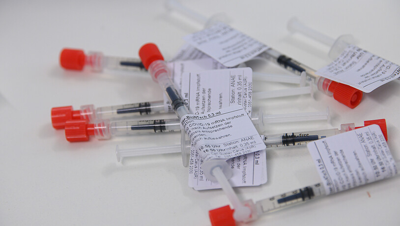 Spritzen für die dritte Impfung gegen das Coronavirus liegen auf einem Tisch. In Frankreich gab es einen großen Ansturm auf die Termine zur Auffrischungsimpfung. Foto: Robert Michael/dpa-Zentralbild/dpa