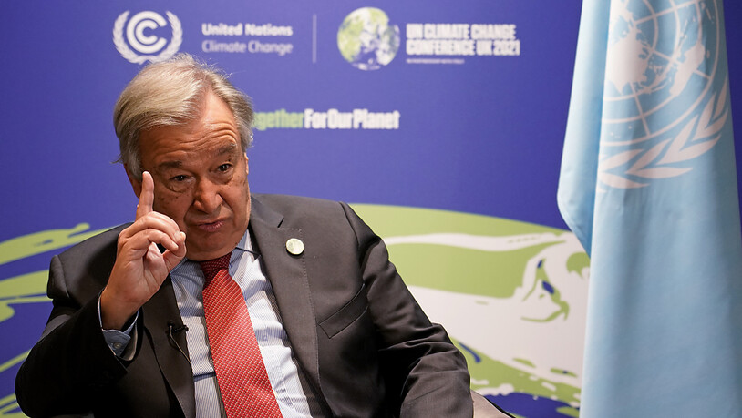Antonio Guterres, UN-Generalsekretär, gestikuliert während eines Interviews bei der UN-Klimakonferenz COP26. Foto: Alberto Pezzali/AP/dpa