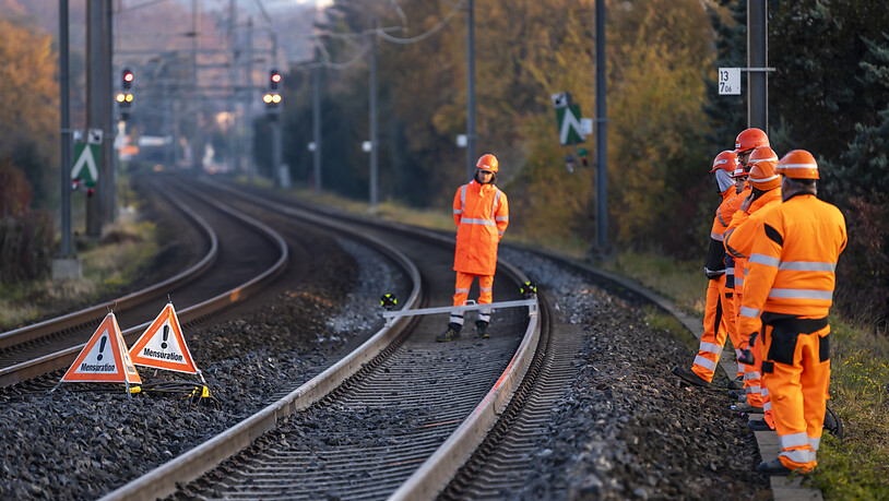 Die seit Dienstag unterbrochene Bahnstrecke Lausanne - Genf soll ab Freitagmorgen bei Betriebsbeginn mit Einschränkungen wieder befahrbar sein.