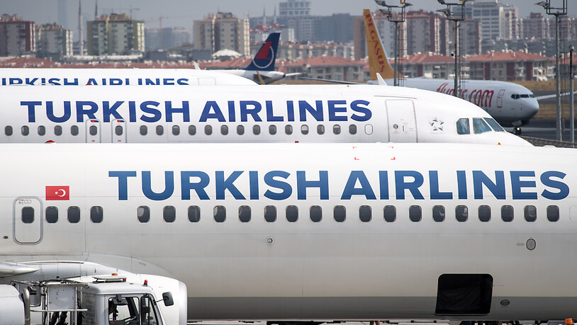 ARCHIV - Flugzeuge der Fluglinie Turkish Airlines stehen auf dem Atatürk-Flughafen in Istanbul. Die Türkei lässt nach Sanktionsdrohungen der EU Staatsbürger mehrerer arabischer Länder nicht mehr von ihrem Staatsgebiet aus nach Belarus fliegen. Das teilte…