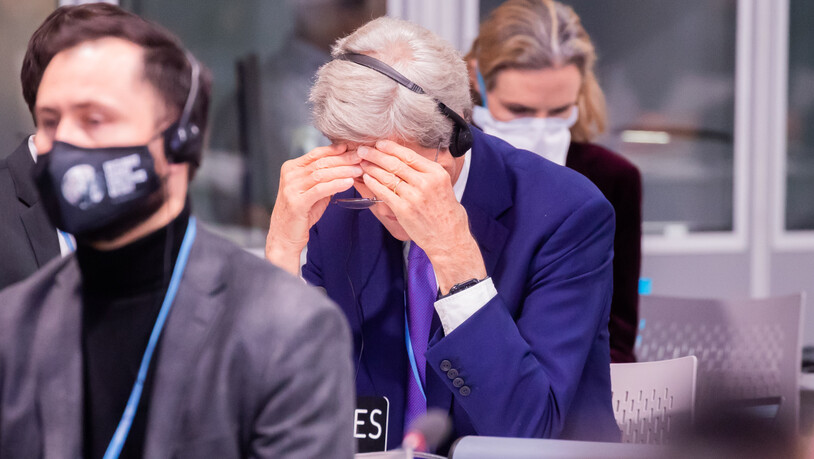 John Kerry, Sondergesandter des US-Präsidenten für das Klima, sitzt bei der UN-Klimakonferenz COP26 im Plenum. Foto: Christoph Soeder/dpa