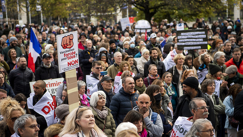 In Genf haben sich am Samstag rund 2500 Personen für eine Demonstration gegen die Corona-Massnahmen versammelt.
