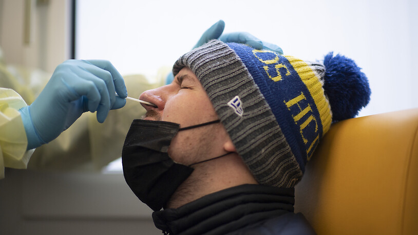 Ein Mann beim PCR Test, im Testzentrum beim Spital in Davos. (Archivbild)