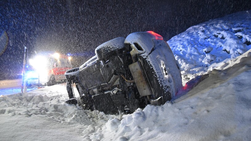 Das Unfallfahrzeug im Schnee.