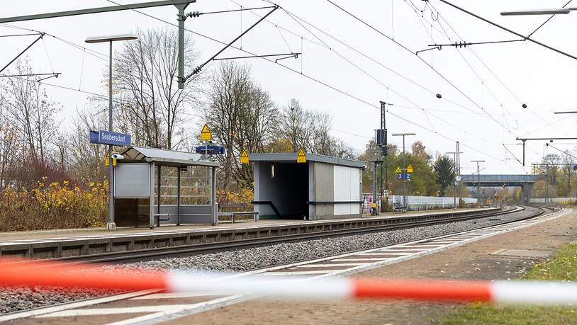 Ansicht vom Bahnhof in Seubersdorf. Bei einer Messerattacke im ICE Passau-Hamburg waren am Samstag den 6. November 2021 drei Menschen schwer verletzt worden. Foto: Daniel Karmann/dpa