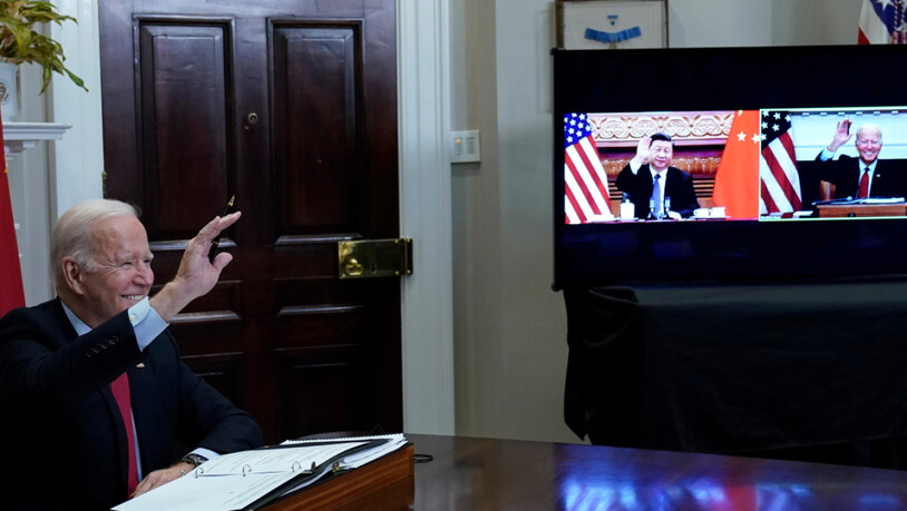 dpatopbilder - Joe Biden, Präsident der USA, (l) winkt Xi Jinping, Präsident von China, zur Begrüßung zu. Bei ihrem ersten Online-Gipfel am Dienstagmorgen (Ortszeit Peking) haben Joe Biden und Xi Jinping vor einer gefährlichen Konfrontation zwischen den…
