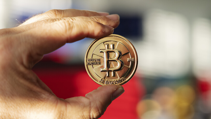 Immer mehr superreiche Familien investieren laut einer Studie in Kryptowährungen wie den Bitcoin. (Symbolbild)