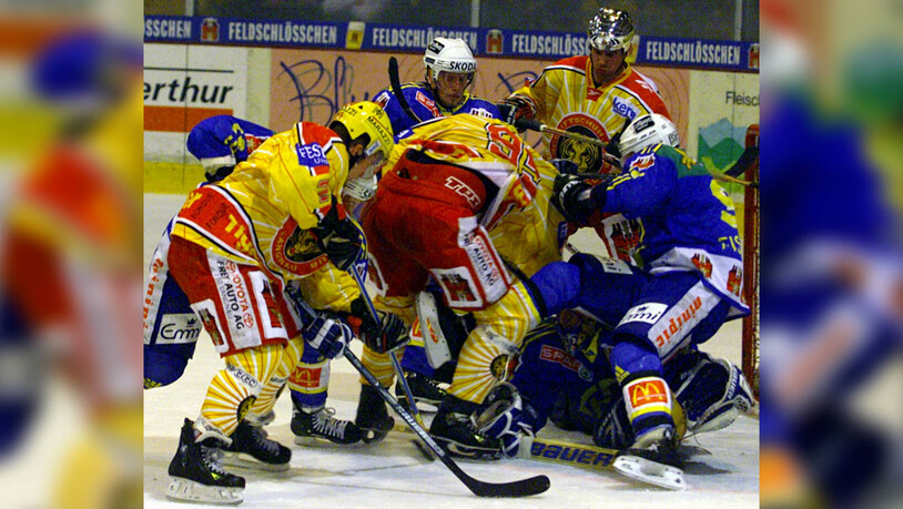 Wildwestszene unter anderem mit Todd Elik (im goldenen Helm) und HCD-Goalie Petter Rönnqvist (verdeckt am Boden).