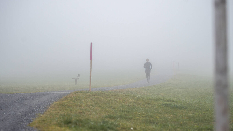 Graubünden im Nebel: Eine dicke Nebelschicht zog über die Ortschaften, auch in Flims. 