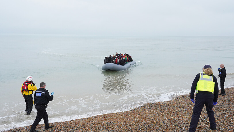Ein Schlauchboot mit mutmaßlichen Migranten kommt am Strand von Dungeness an. Großbritannien will angesichts der Rekordzahl illegaler Migranten härtere Regeln für Asylsuchende einführen. Das geht aus einem Bericht der Zeitung «Telegraph» am Samstag mit…
