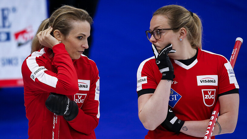 Alina Pätz (rechts) und Skip Silvana Tirinzoni: Zum Curling gehört auch das Beraten