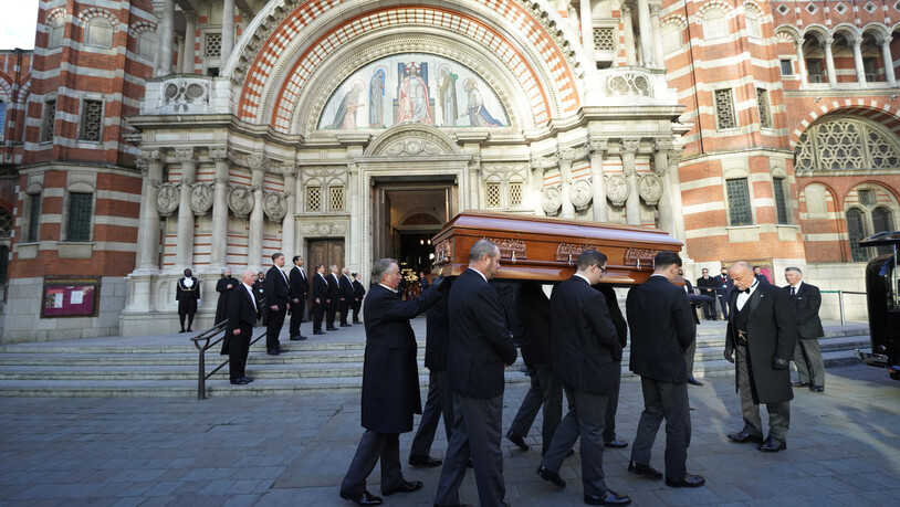 Der Sarg des getöteten Tory-Abgeordneten Sir David Amess wird in die Westminster Kathedrale zu einer Trauerfeier getragen. Foto: Kirsty O'connor/PA Wire/dpa