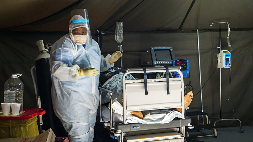 ARCHIV - Ein Covid-Patient wird in Pretoria mit Sauerstoff behandelt. Foto: Jerome Delay/AP/dpa