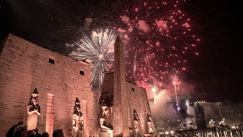 Ein Feuerwerk erhellt den Himmel während der feierlichen Wiedereröffnung der Allee der Sphinxen. Foto: Mahmoud Ahmed/dpa
