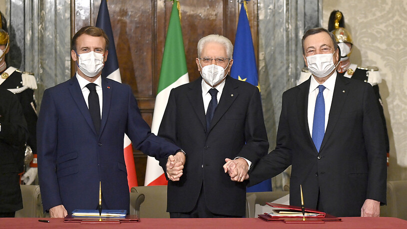 Frankreichs Präsident Emmanuel Macron (l-r) mit Italiens Präsident Sergio Mattarella und Ministerpräsident Mario Draghi in Rom. Foto: Alberto Pizzoli/AFP POOL/AP/dpa