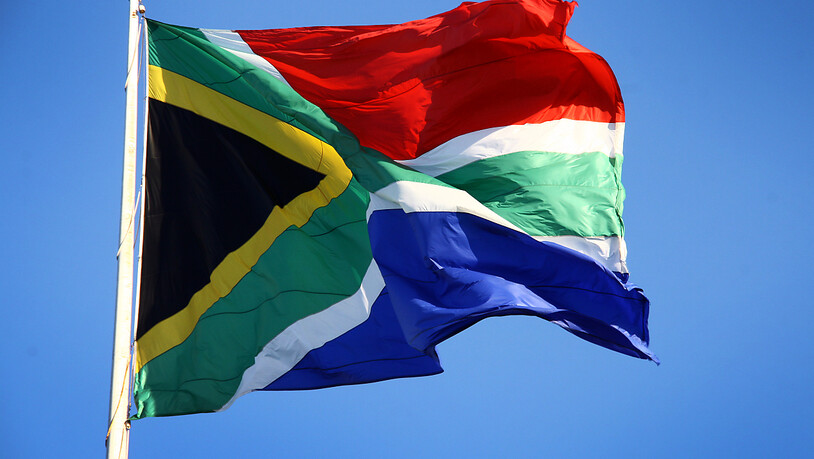 ARCHIV - Eine südafrikanische Flagge. Foto: picture alliance / dpa