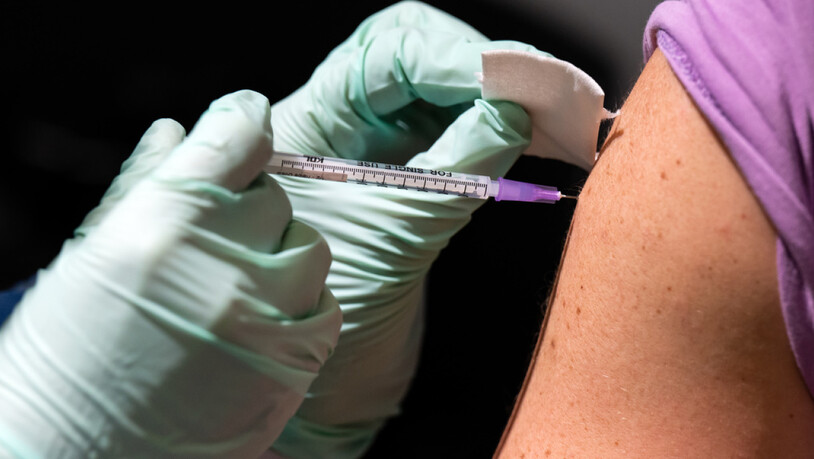 Um die neueste Covid-19-Ansteckungswelle zu brechen, soll die Auffrischimpfung die breite Bevölkerung erreichen.