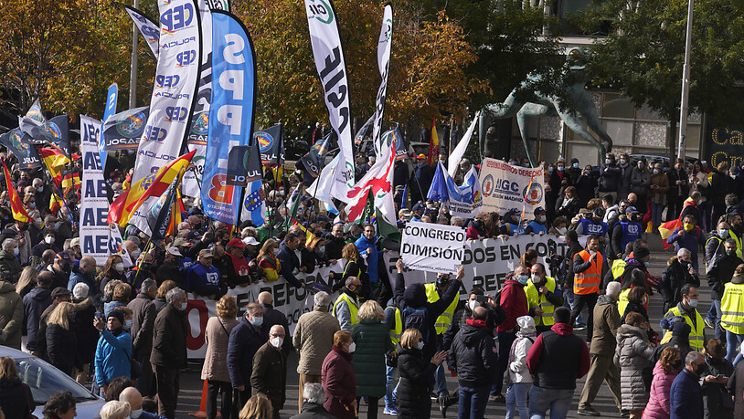 Polizisten nehmen an einem Protestmarsch teil. Zehntausende spanische Polizisten und ihre Unterstützer haben gegen die Pläne der Regierung zur Reform eines umstrittenen Sicherheitsgesetzes protestiert, das von Kritikern als «Knebelgesetz» bezeichnet…