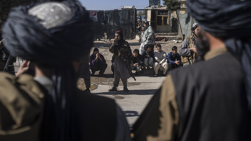 Taliban-Kämpfer sichern das Gebiet nach der Explosion einer Bombe an einem Straßenrand. (Archivbild) Foto: Petros Giannakouris/AP/dpa