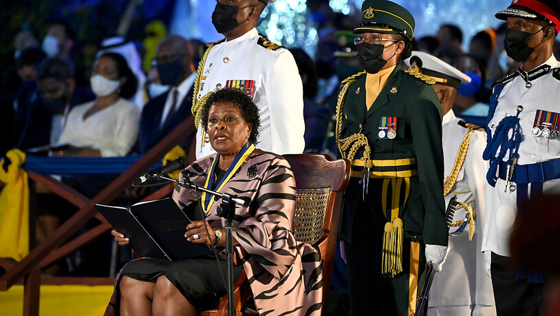 Die neugewählte Präsidentin von Barbados, Dame Sandra Mason, spricht in der Nacht zum Dienstag (Ortszeit) während ihrer Amtseinführung zur ersten Präsidentin des Inselstaates. Die Karibikinsel Barbados hat sich von der britischen Krone losgesagt und zur…