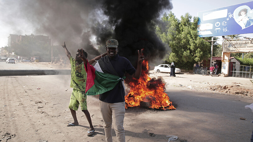 Bei den jüngsten Demonstrationen gegen die Machtübernahme durch das Militär im vergangenen Monat haben Sicherheitskräfte in der sudanesischen Hauptstadt Tränengas auf Protestierende gefeuert. Foto: Marwan Ali/AP/dpa