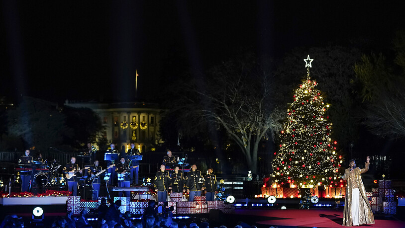 Billy Porter (r) tritt bei der Zeremonie zur Beleuchtung des Nationalen Weihnachtsbaums an der Ellipse auf. Am Donnerstagabend haben die Bidens den Weihnachtsbaum am Weißen Haus zum Leuchten gebracht. Mit dieser fast 100 Jahre alten Zeremonie wird der…