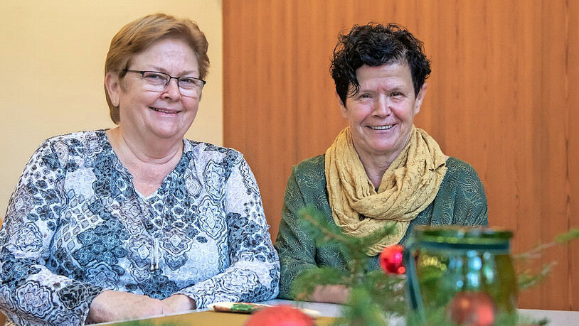 Freude, etwas Gutes zu tun: Trudi Heinz und Angelina Kaufmann am Chlausnachmittag im Kirchgemeindehaus Commander.