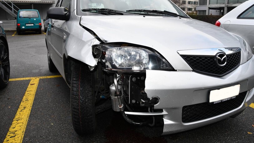 Durch eine Kollision mit einem Temposchild entstand am Auto erheblichen Sachschaden.