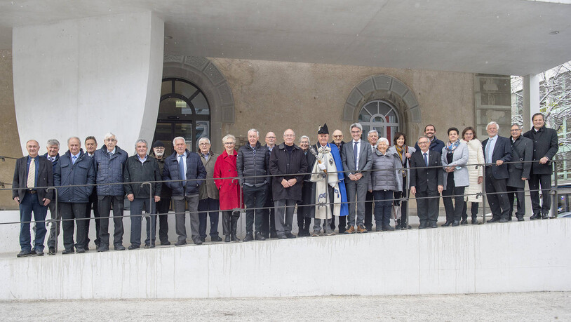 Gruppenbild der ehemaligen Standespräsidentinnen und Standespräsidenten vor dem Grossratsgebäude in Chur.