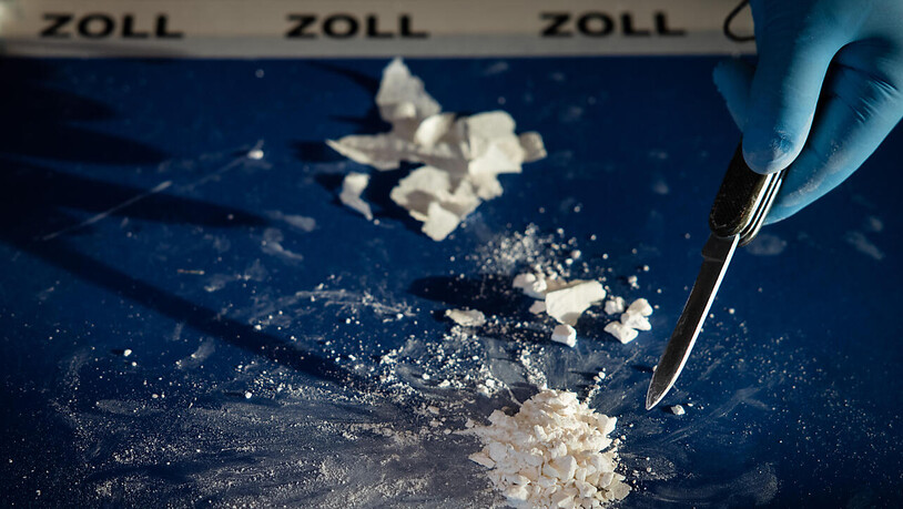 Am Flughafen Zürich ist der Polizei eine Drogenkurierin mit vier Kilogramm Kokain im Koffer ins Netz gegangen. (Symbolbild)