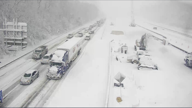 HANDOUT - Eine Autobahn in Virginia (USA) war wegen Schnee und Eis gesperrt, wodurch Hunderte Menschen über Nacht bei Eiseskälte in ihren Autos übernachten mussten. Foto: Uncredited/Virginia Department of Transportstion/AP/dpa - ACHTUNG: Nur zur…