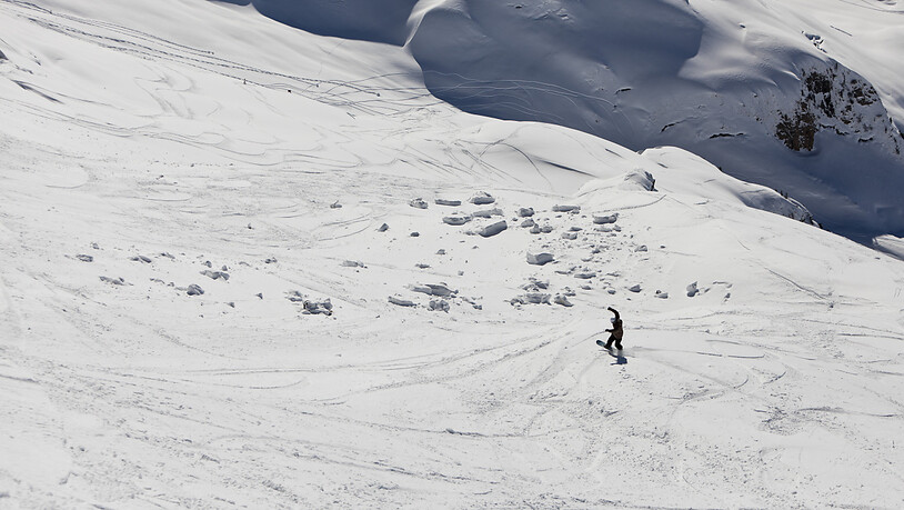 Ein Snowboarder ist am Dienstag am Hasliberg ausserhalb der markierten Pisten tödlich verunglückt. (Symbolbild)