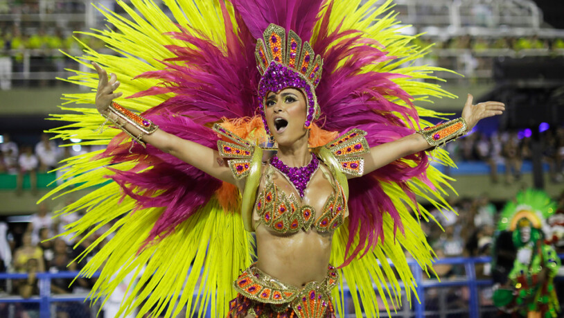 ARCHIV - Eine Tänzerin der Samba-Schule Academicos do Grande Rio tritt auf. Wegen der Corona-Pandemie hat die brasilianische Metropole Rio de Janeiro den weltberühmten Straßenkarneval erneut abgesagt. Bürgermeister Eduardo Paes gab die Entscheidung in…
