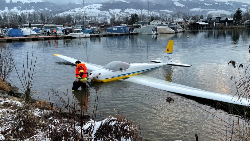 In den See gestürzt: Der 49-jährige Pilot war unterkühlt, aber unverletzt.