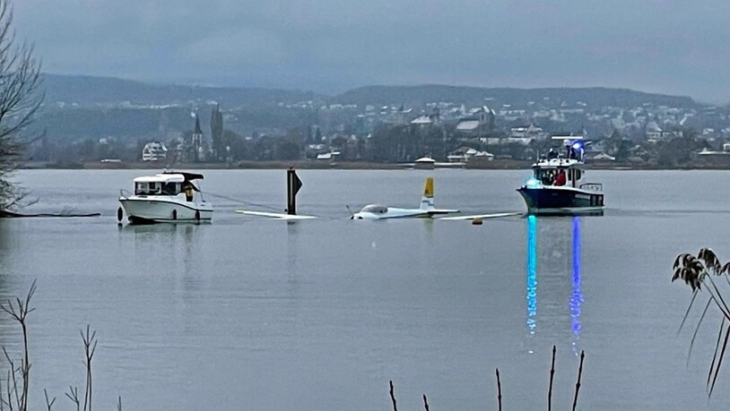 Das verunglückte Flugzeug wurde vom Seerettungsdienst zum Ufer gezogen und danach mit einem Kran geborgen.