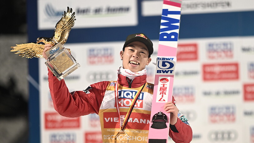 Ryoyu Kobayashi strahlt mit dem goldenen Adler in der Hand: Dass er den Tourneesieg nicht per Grand Slam realisierte, kann er verkraften.