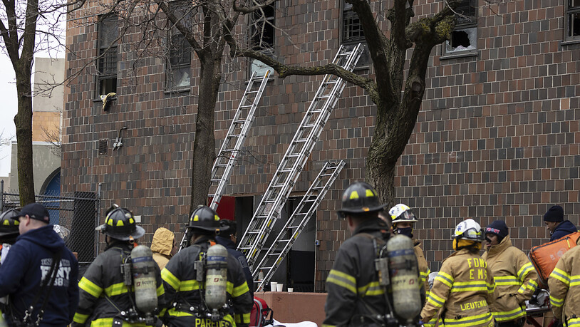 Feuerwehrleute im Einsatz in der New Yorker Bronx. Foto: Yuki Iwamura/AP/dpa