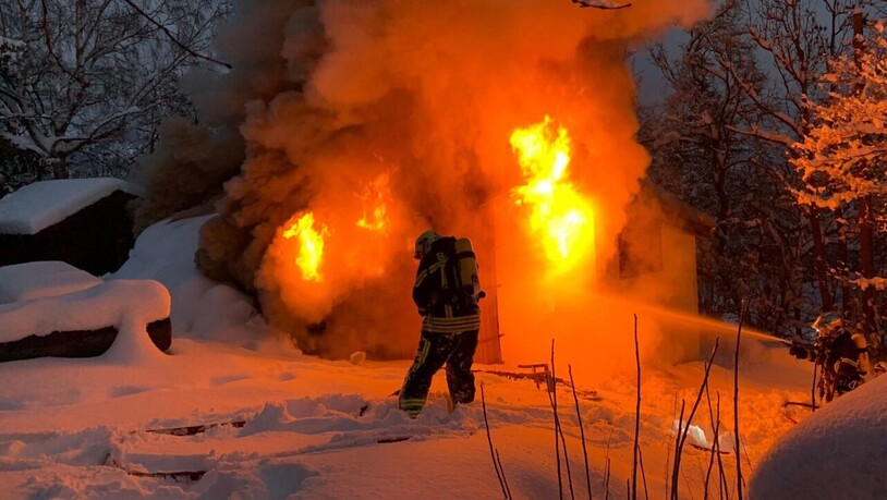 25 Feuerwehrleute waren im Einsatz, um den Brand eines Chalets in Ayent VS zu löschen.