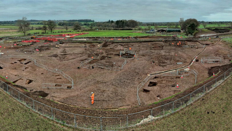 HANDOUT - Dieses undatierte, von HS2 herausgegebene Foto zeigt die zehn Meter breite römische Straße, die bei der archäologischen Ausgrabung einer wohlhabenden römischen Handelssiedlung, bekannt als Blackgrounds, in South Northamptonshire freigelegt…