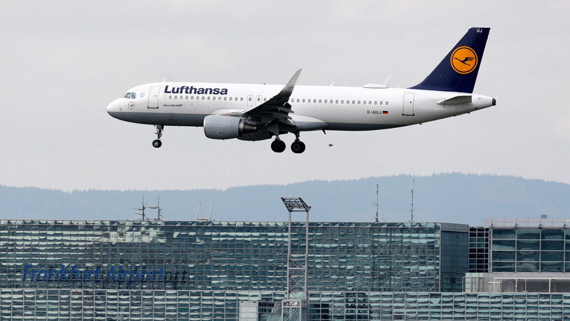 Der Lufthansa-Konzern führt täglich rund 100 unnötige und kaum besetzte Flüge durch. (Archivbild)