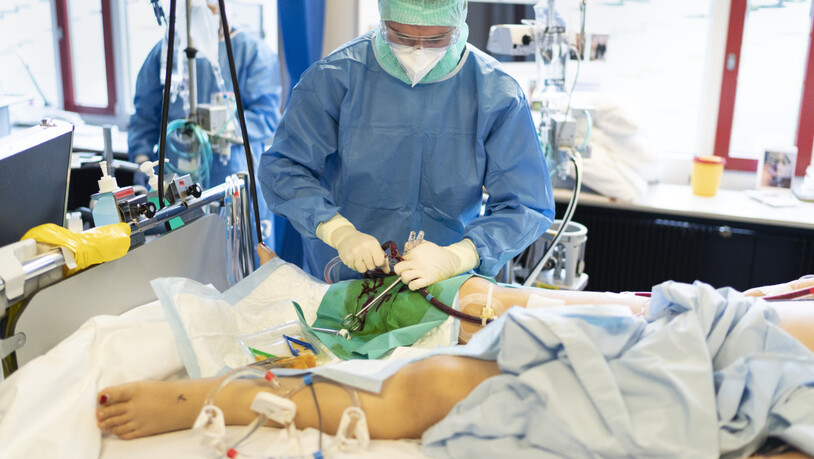 Ein Patient muss auf der Covid-19-Intensivstation des Stadtspitals Zürich an eine Herz-Lungen-Maschine angeschlossen werden. (Themenbild)