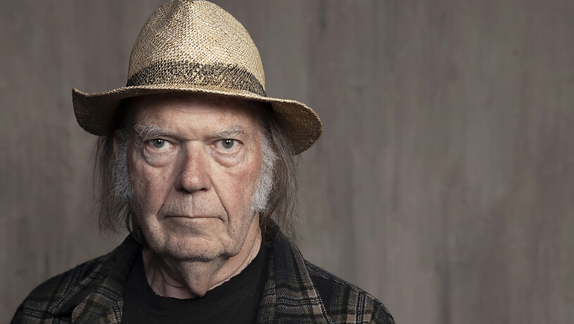 ARCHIV - Der kanadische Rockstar Neil Young. Er sagt sich von der Audio-Plattform Spotify los wegen eines von zahlreichen Wissenschaftlern als verharmlosend kritisierten Corona-Podcast. Foto: Rebecca Cabage/Invision/dpa