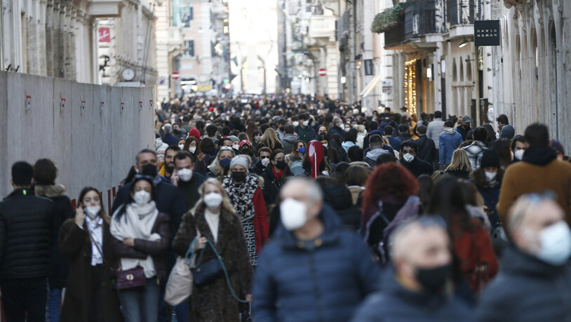 Einige Menschen gehen in Rom einkaufen. Foto: Cecilia Fabiano/LaPresse via ZUMA Press/dpa