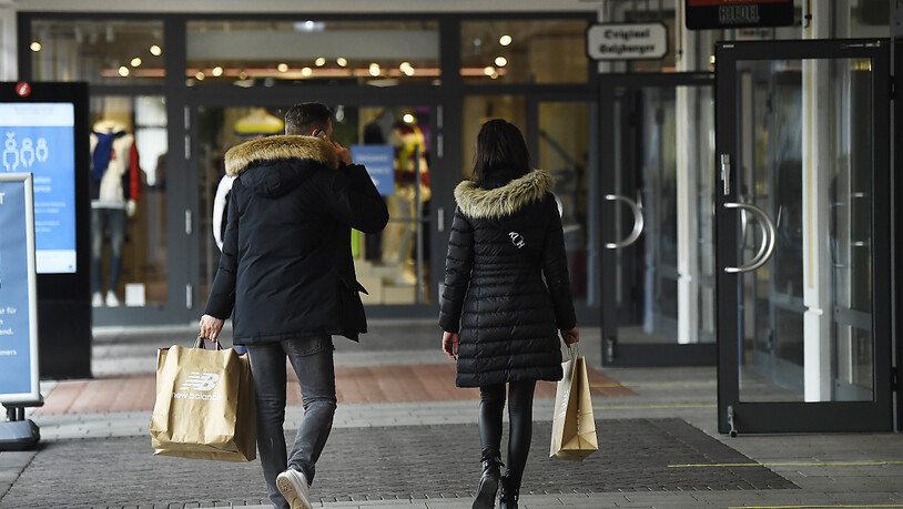 ARCHIV - Besucher des Designer Outlets Parndorf mit Einkaufstaschen. Foto: Robert Jaeger/APA/dpa